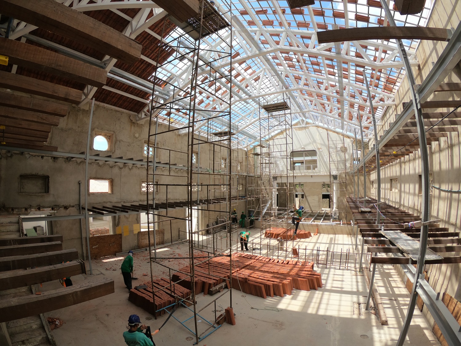 Interior do Teatro São José com operários trabalhando em andaimes